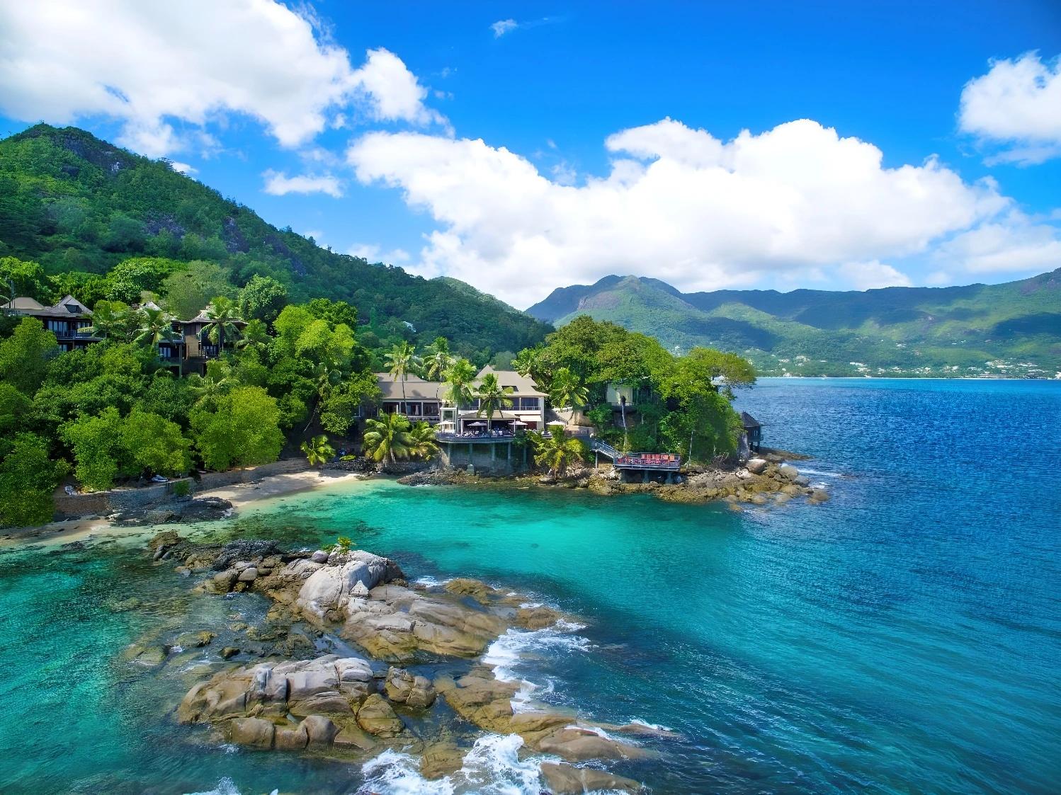 Vue aérienne du littoral et des montagnes au Hilton Seychelles Northolme Resort & Spa
