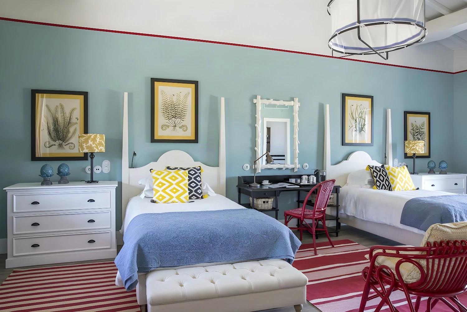 Chambre double colorée et moderne à Locanda Rossa