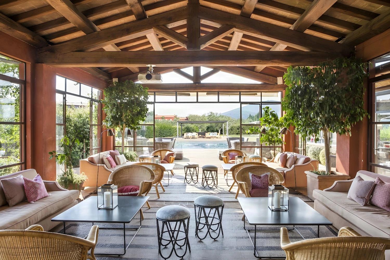 Salon spacieux avec vue sur l'extérieur à Locanda Rossa