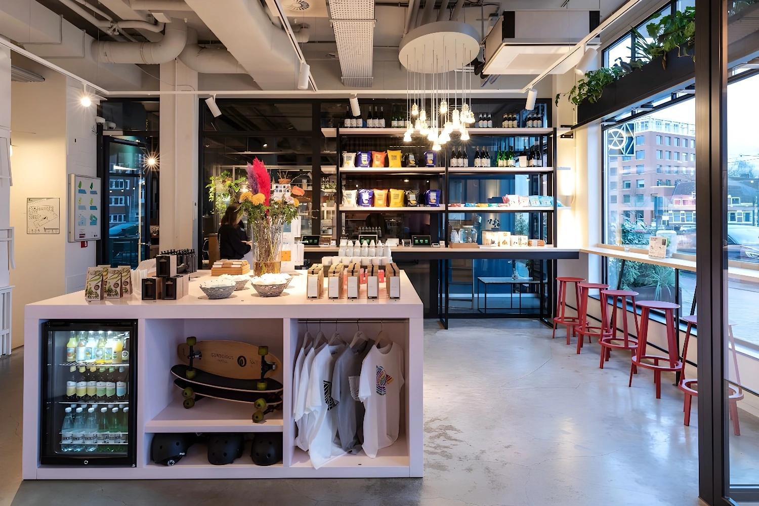 Magasin du Conscious Hotel The Tire Station avec des produits locaux et souvenirs.