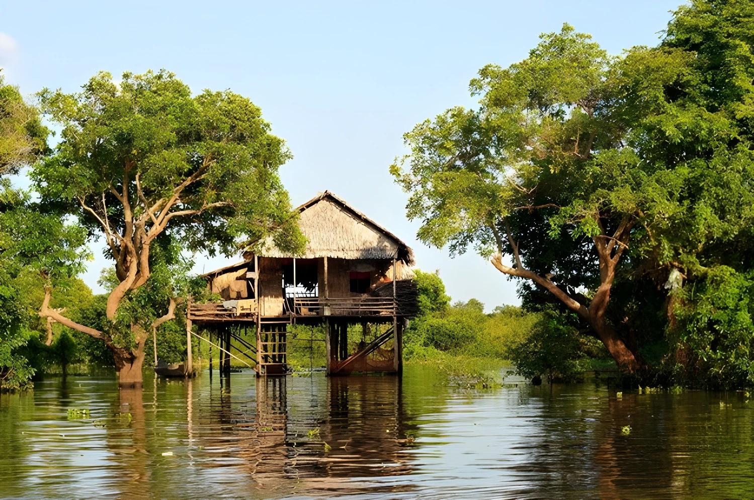 Maison sur pilotis au bord de l'eau, Circuit Privé Passion khmère (cat. confort) + Sur la route de Battambang - Cambodge