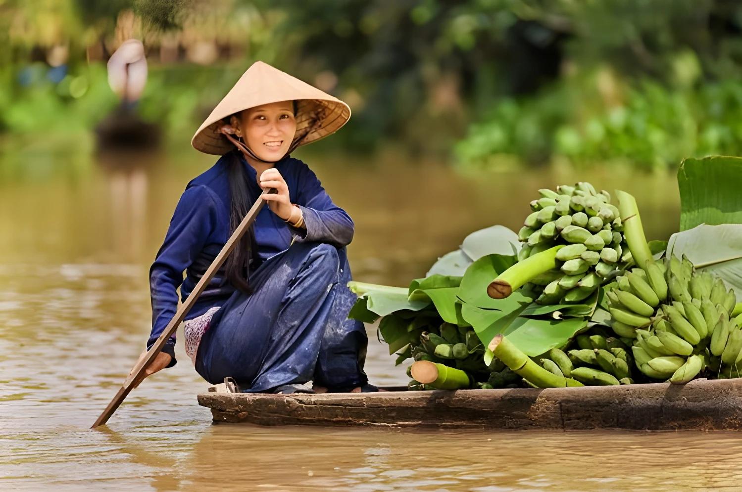 Marchande sur une barque au Vietnam pendant le Circuit Privé Le Vietnam en liberté