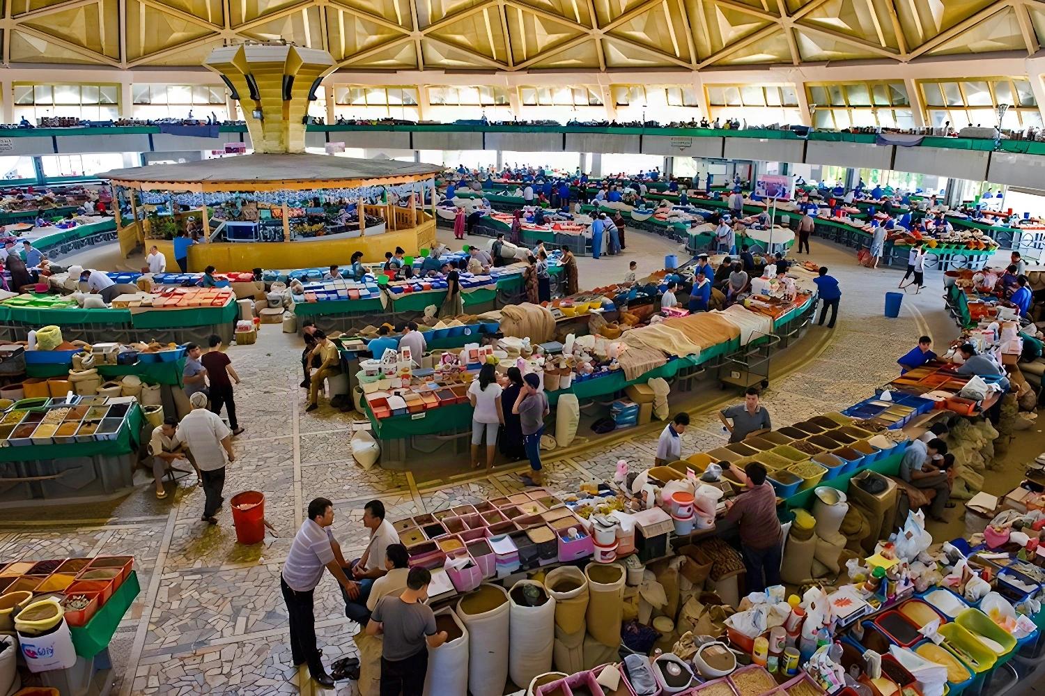 Marché coloré et animé sur l'Odyssée sur la Route de la Soie