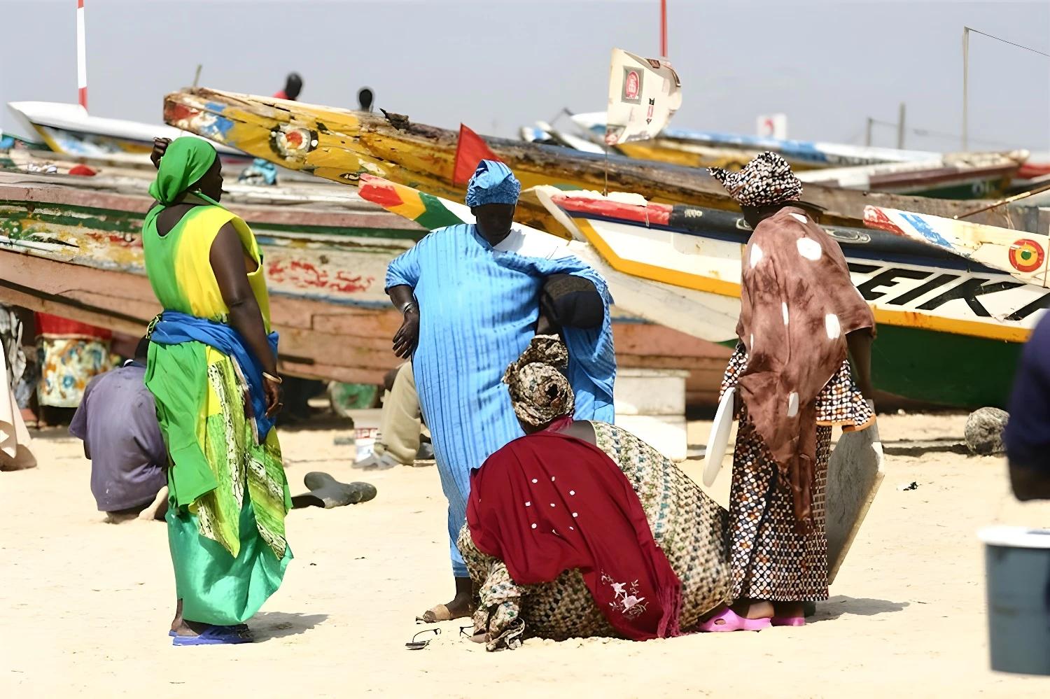 Scène de marché avec des femmes en tenues colorées dans le Sine Saloum intime.