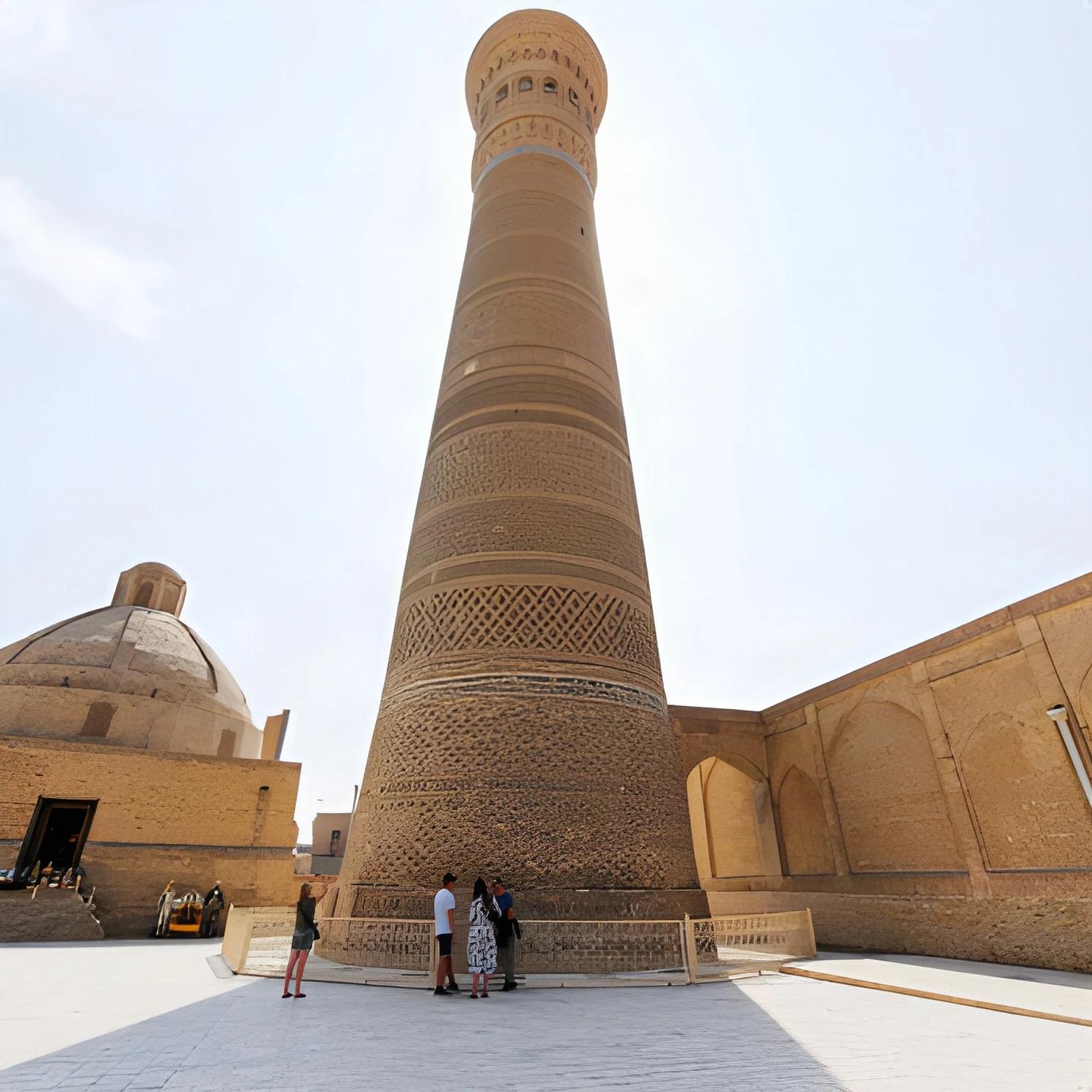 Minaret imposant sur la route des Caravansérails