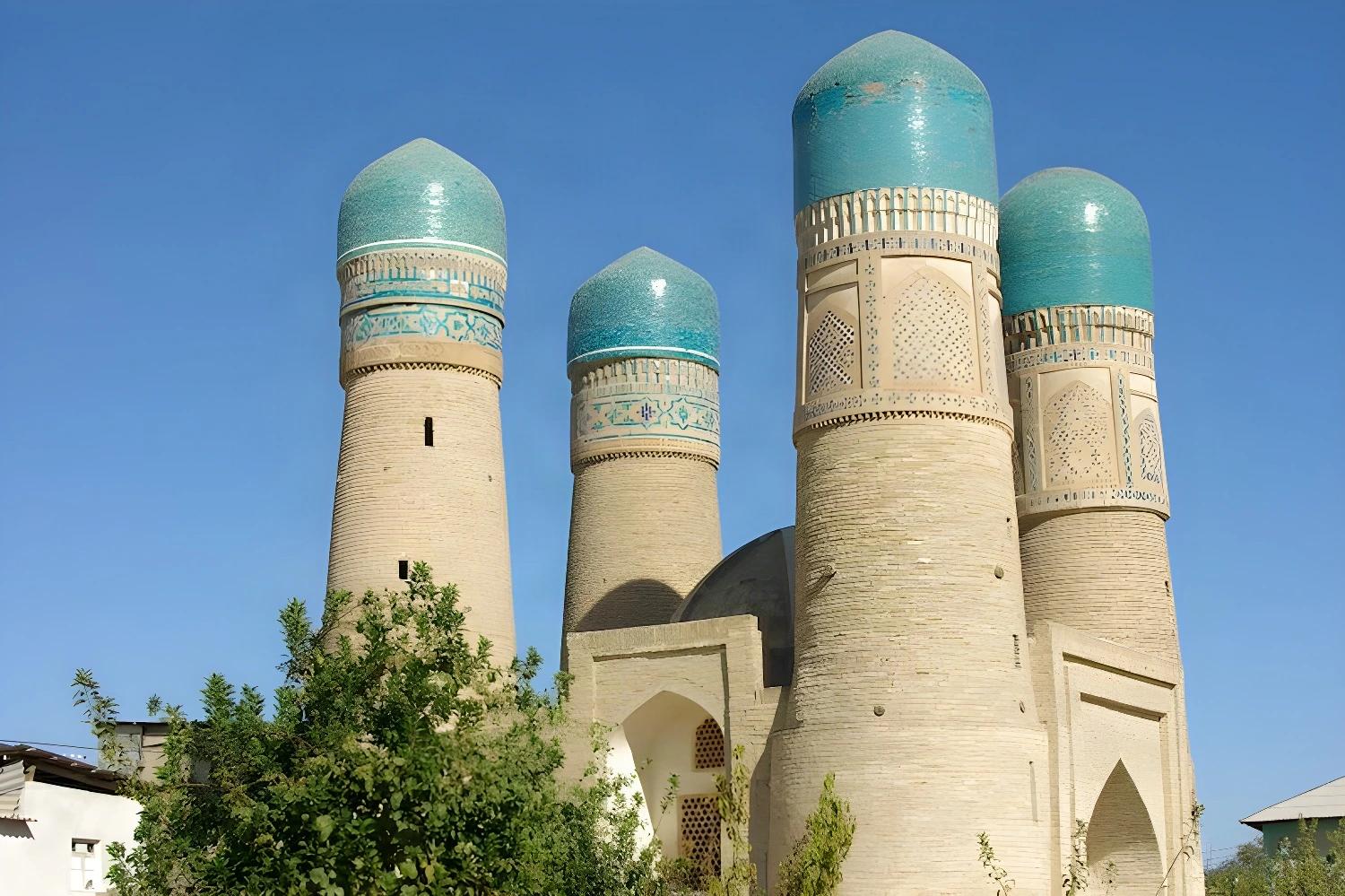 Minarets emblématiques de Boukhara lors de Navrouz, les fleurs de Boukhara