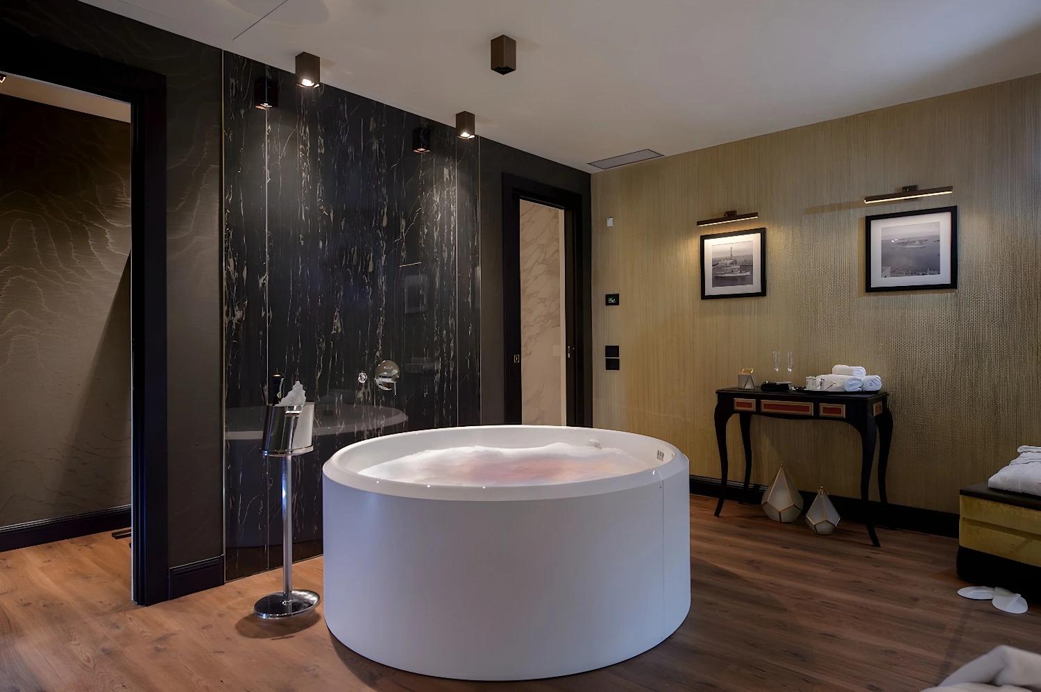 Modern bathroom with round bathtub at Palazzo Veneziano