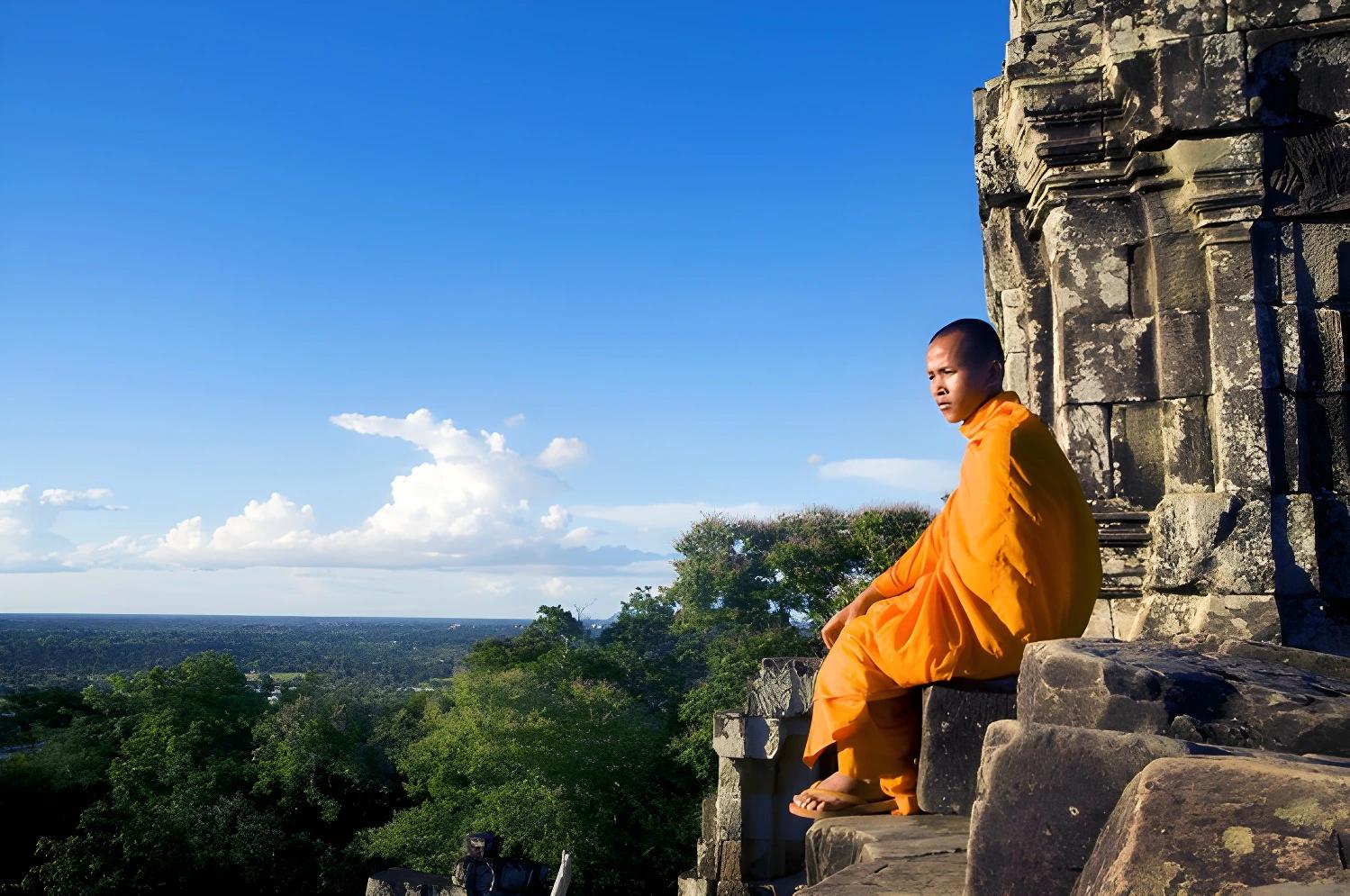 Moine bouddhiste méditant sur un temple - Circuit Privé Passion khmère (cat. sup.) + Sur la route de Battambang