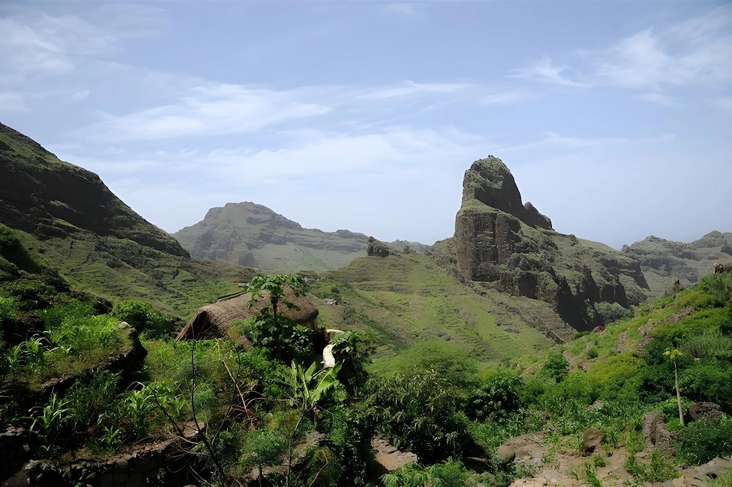 Montagnes verdoyantes au Cap-Vert le Sénégal