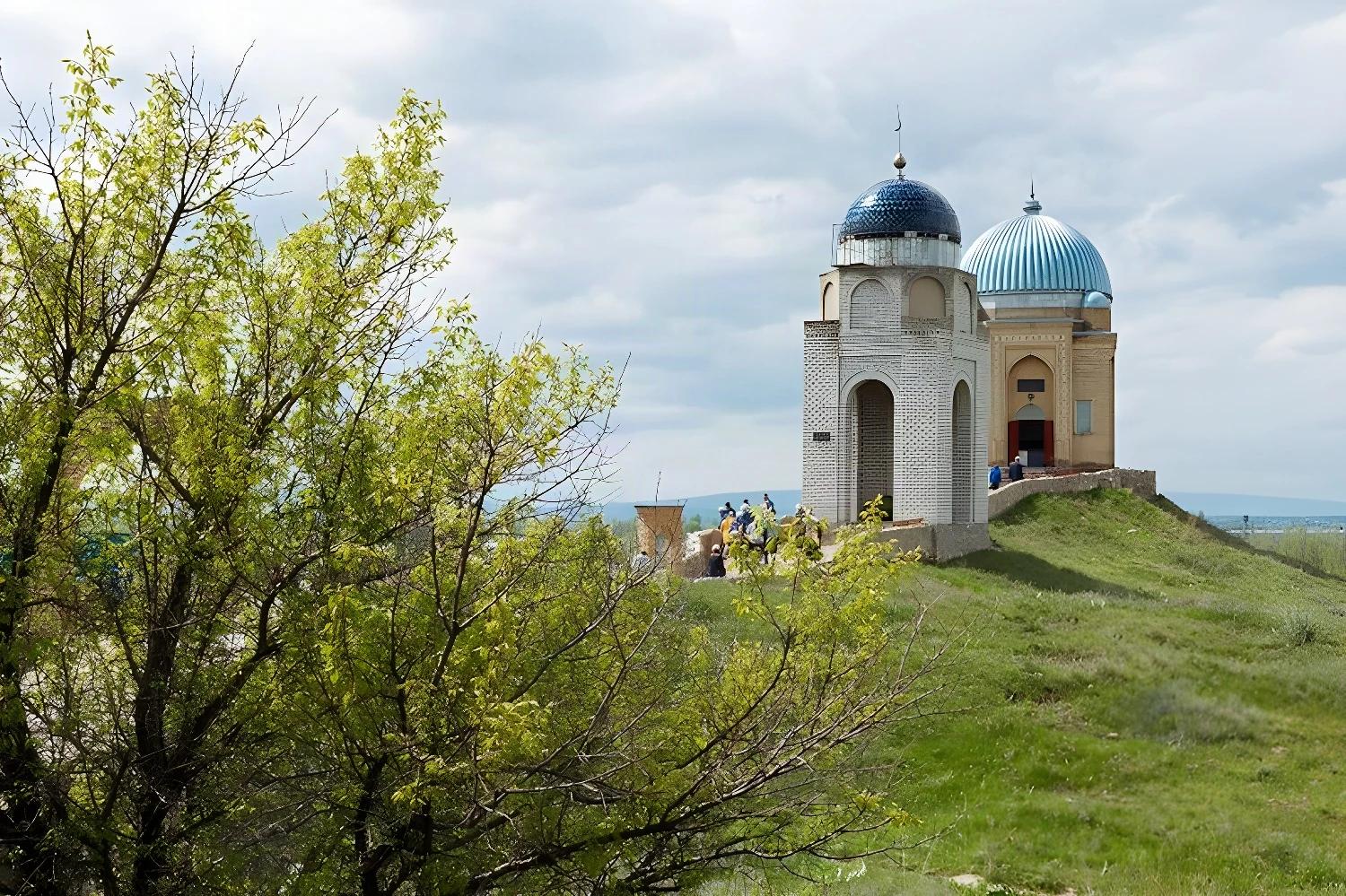 Monument sur une colline le long de la Merveilleuse Route de la Soie