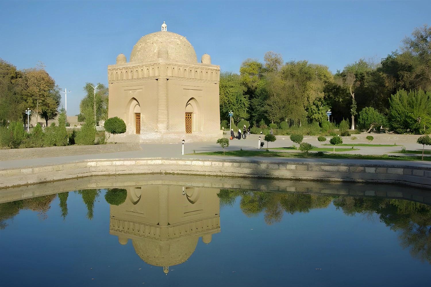 Monument historique avec reflet dans l'eau en Ouzbékistan, Splendeurs d'Ouzbékistan
