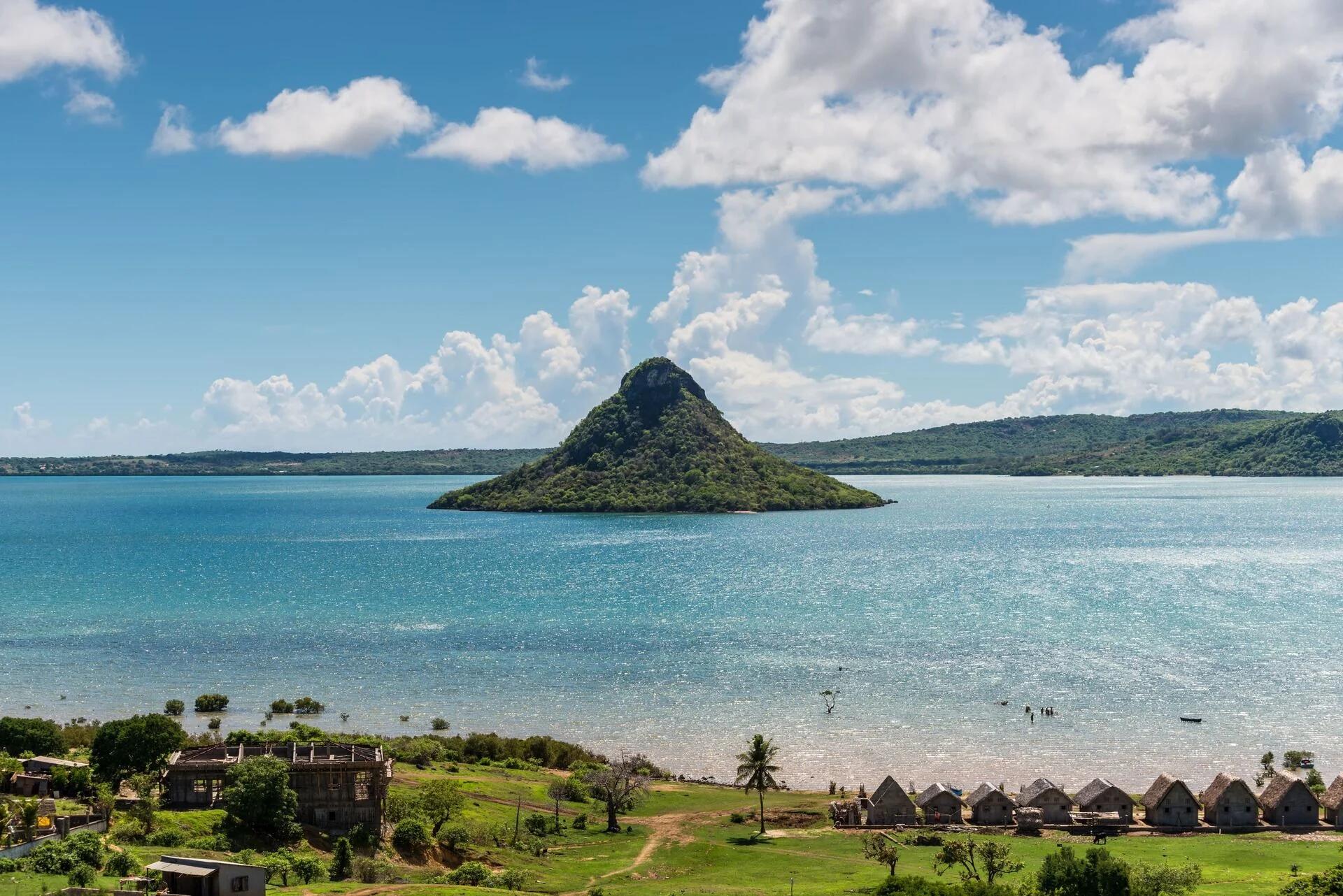 Nosy Be : Échappée sauvage avec une vue sur une île pittoresque entourée d'une mer scintillante.