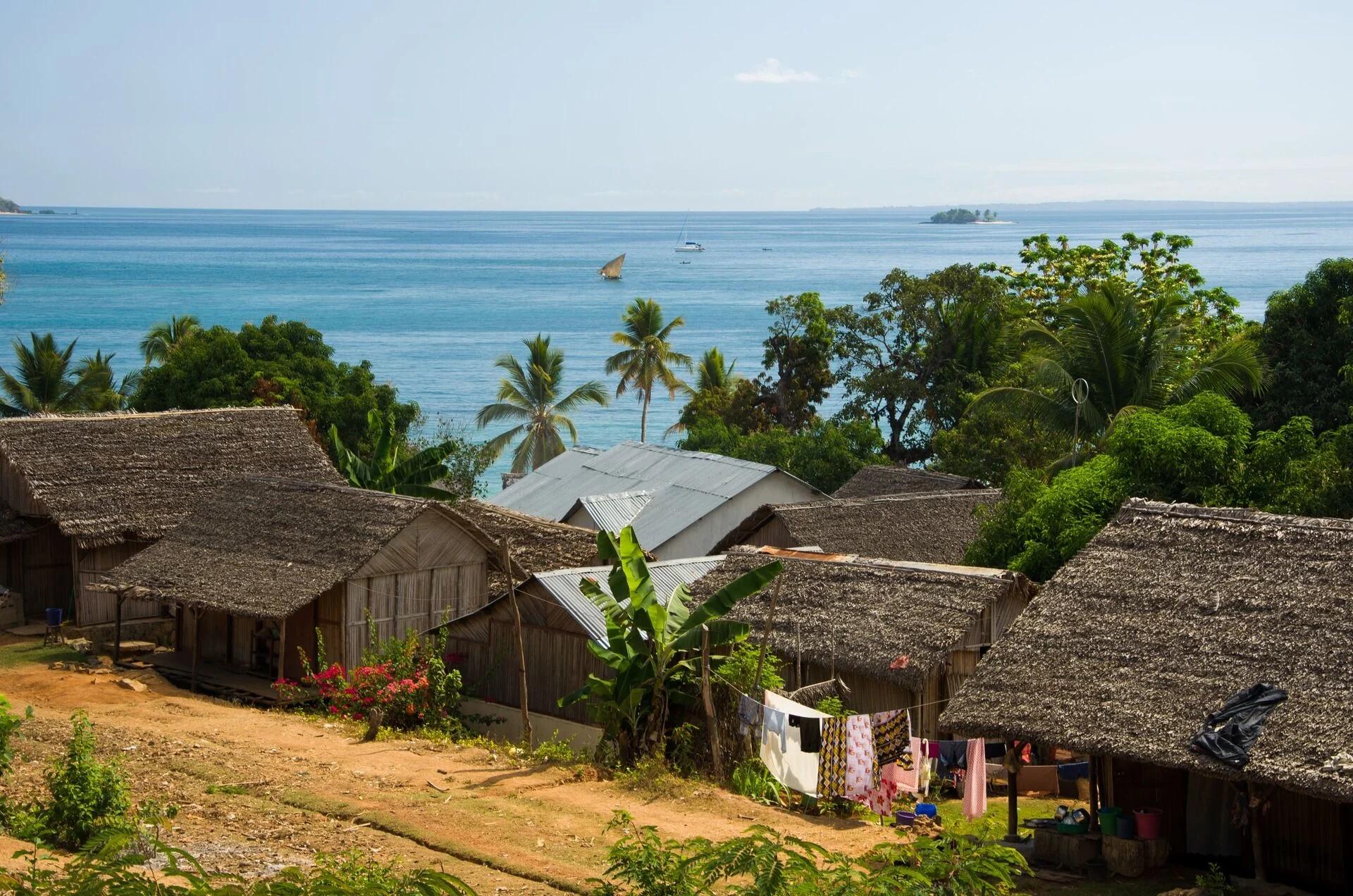 Nosy Be : Échappée sauvage avec des maisons traditionnelles en bord de mer.
