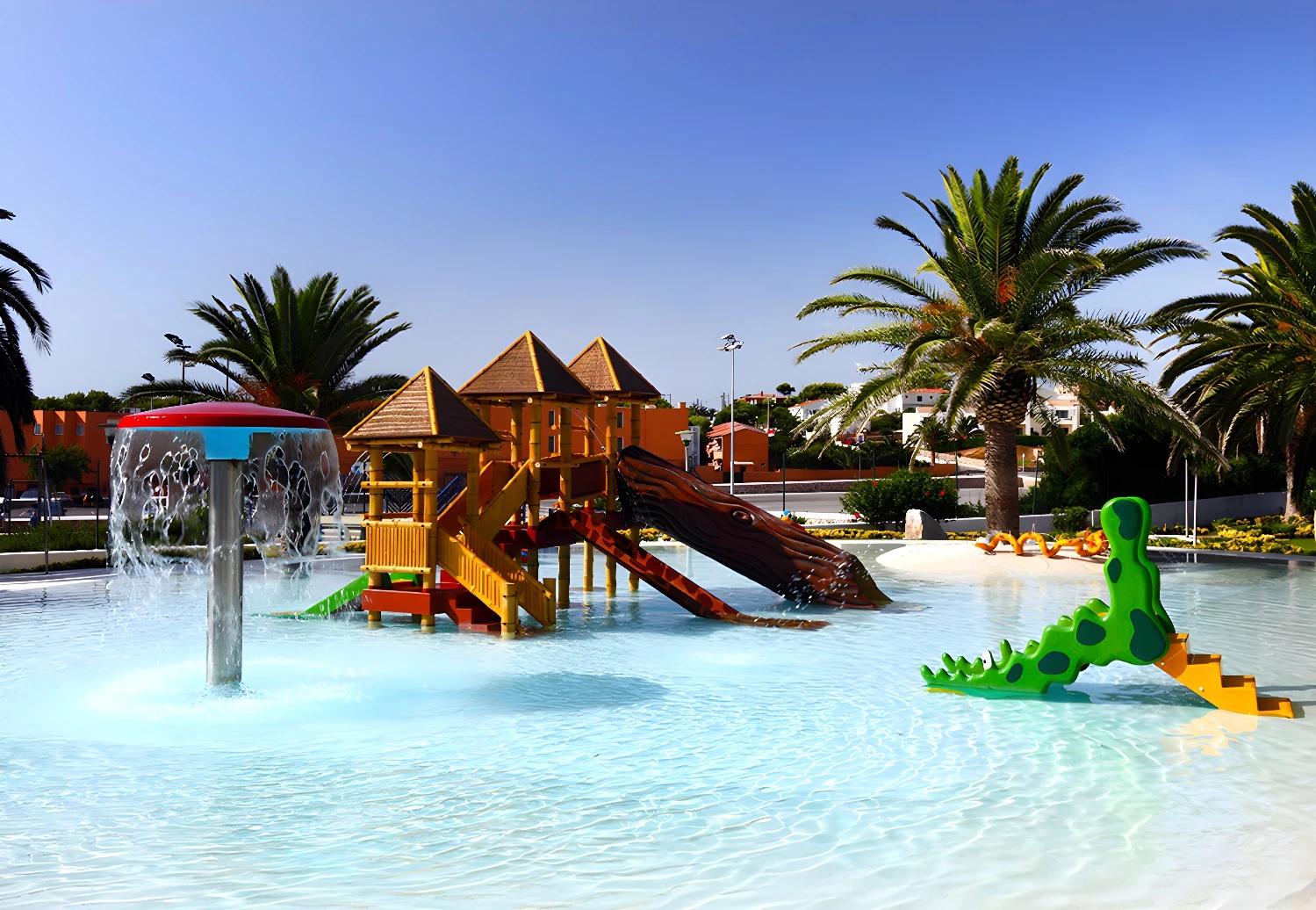 Parc aquatique pour enfants à l'Ôclub Experience Occidental Minorque avec des jeux colorés.