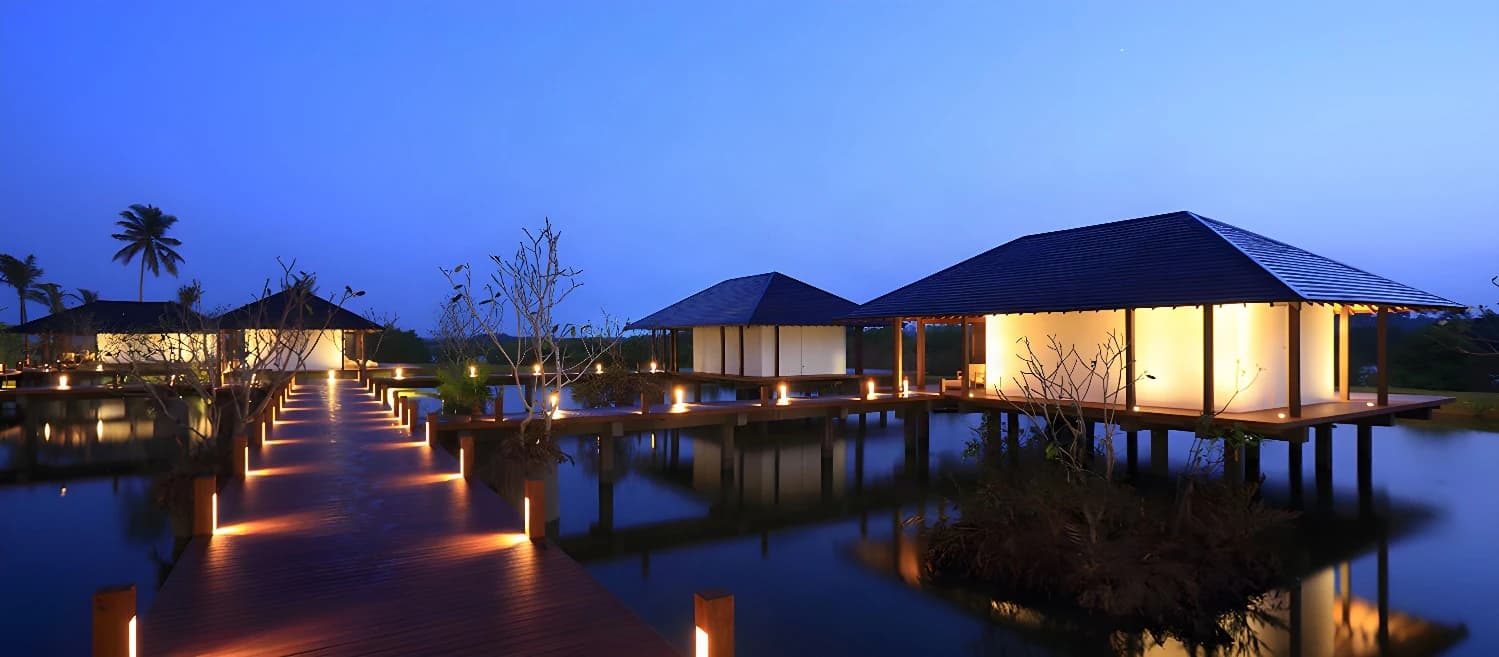 Passerelle illuminée la nuit au Kappa Club Anantaya Resort & Spa.