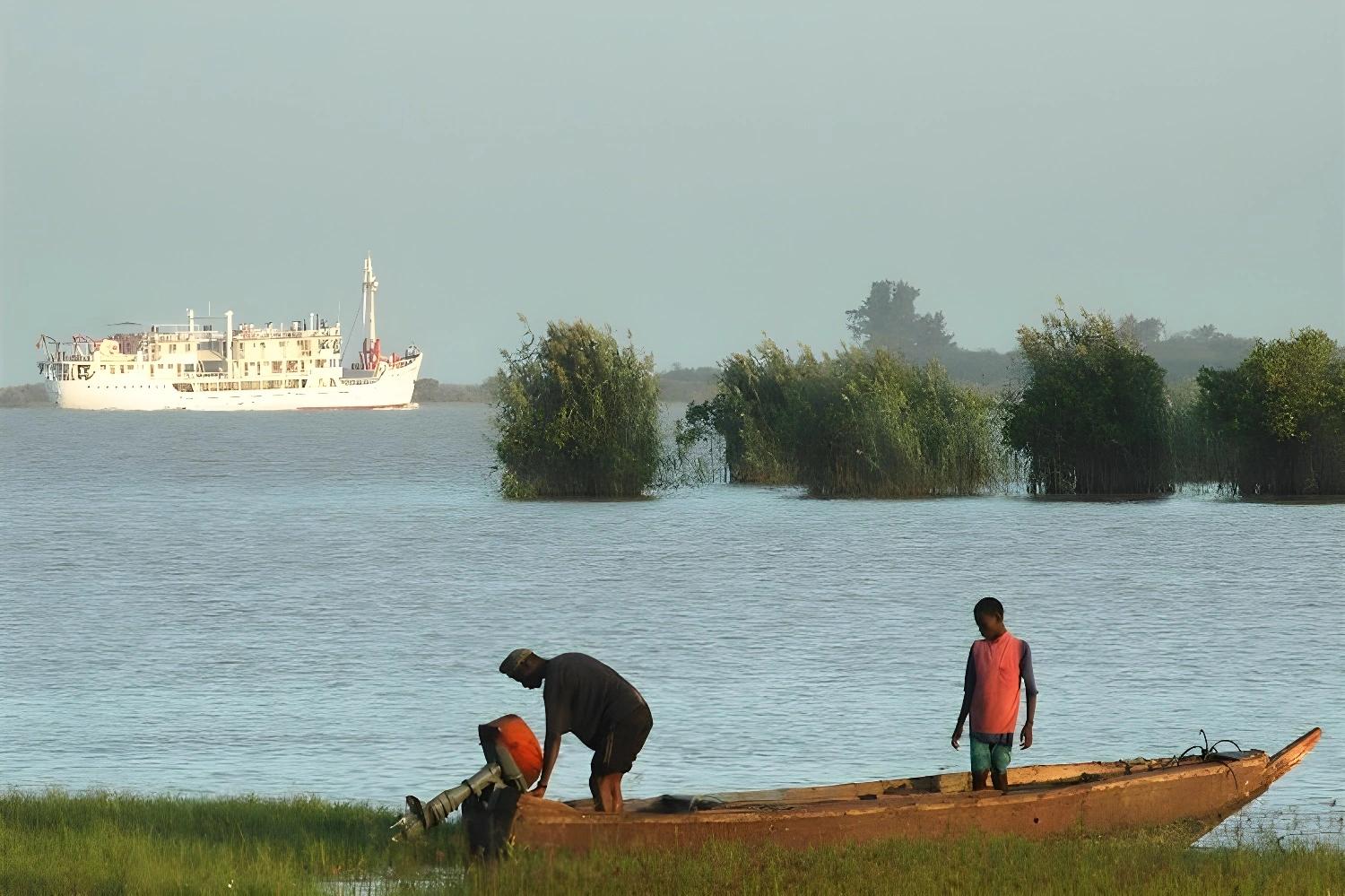 Scène de pêche avec un bateau en arrière-plan, illustrant la vie quotidienne pour