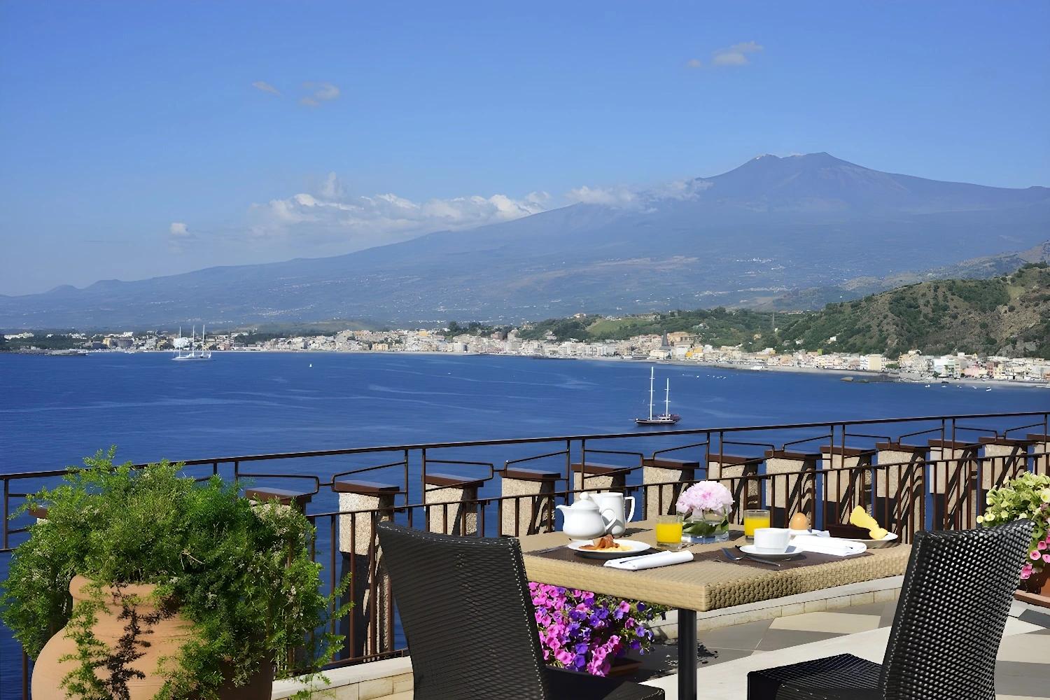 Petit déjeuner avec vue sur l'Etna à Unahotels Capotaormina