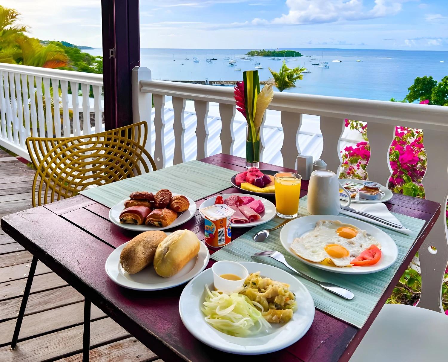 Petit déjeuner à l'Auberge de la Vieille Tour avec vue sur la mer