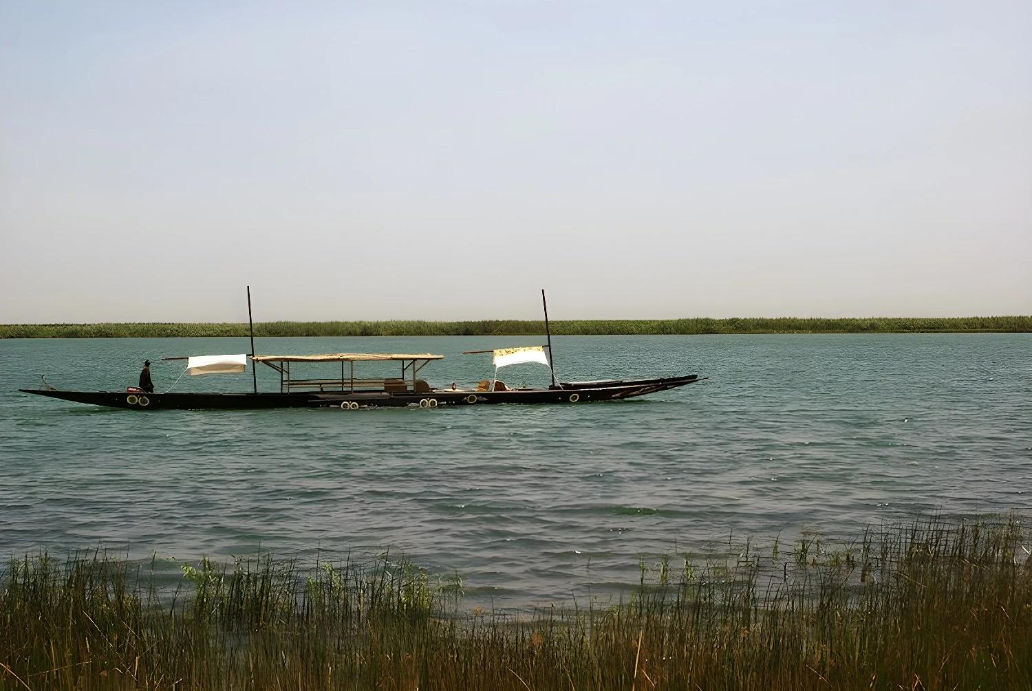 Pirogue traditionnelle sur le fleuve Sénégal pour le produit Rando et Pirogue sur le fleuve Sénégal