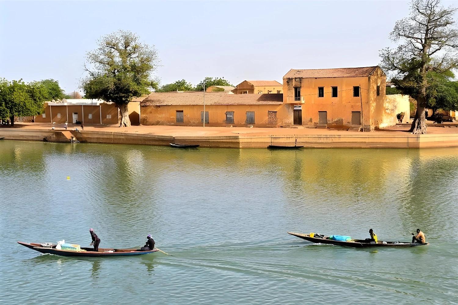 Deux pirogues sur une rivière, capturant l'essence du voyage