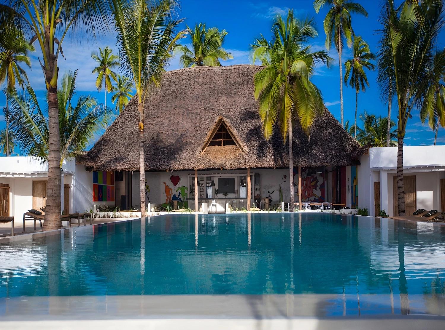 Vue de la piscine et bâtiment principal au The Loop Beach Resort