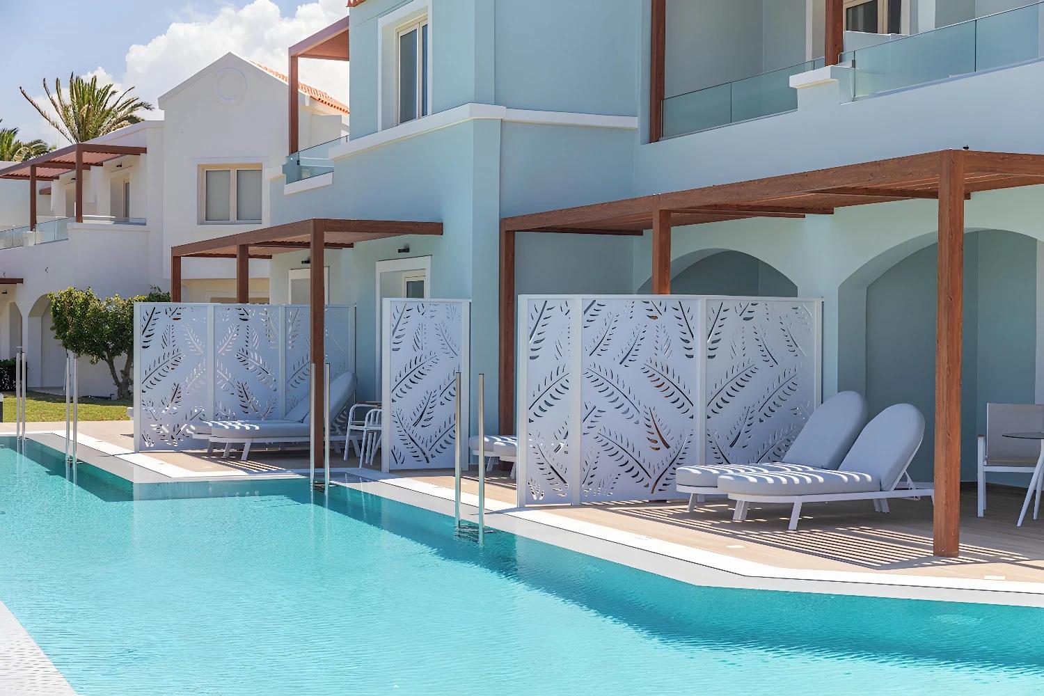 Piscine avec chaises longues à l'Iberostar Creta Marine