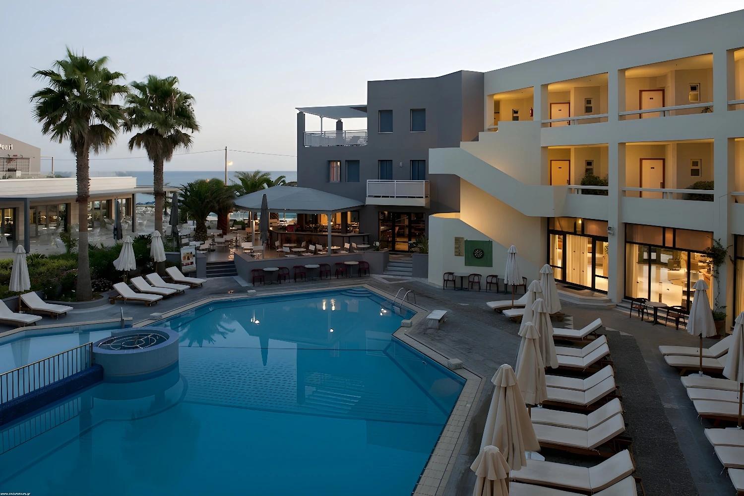 Piscine du Sentido Pearl Beach au crépuscule