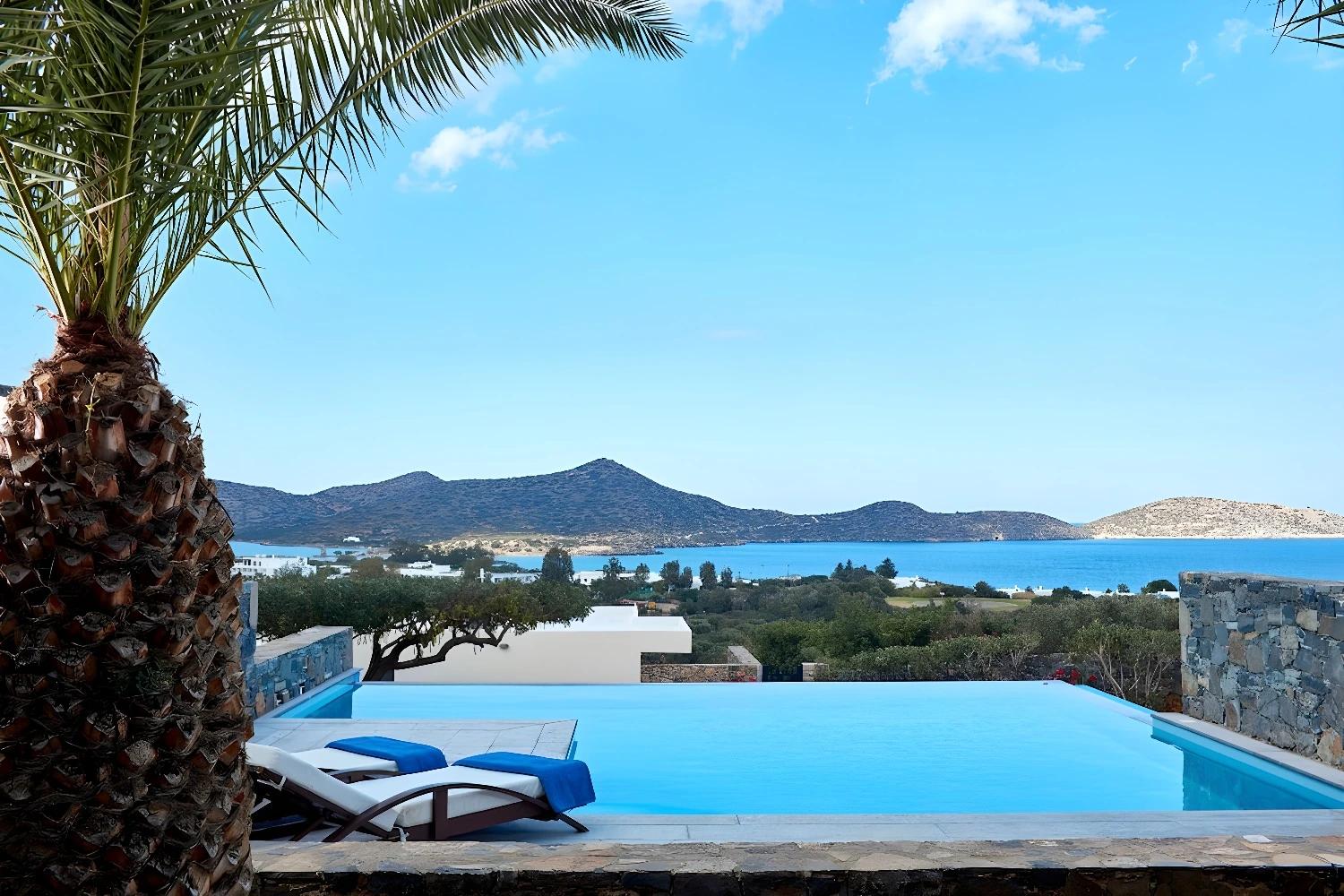 Piscine à débordement avec vue sur la mer à l'Elounda Palm Hotel