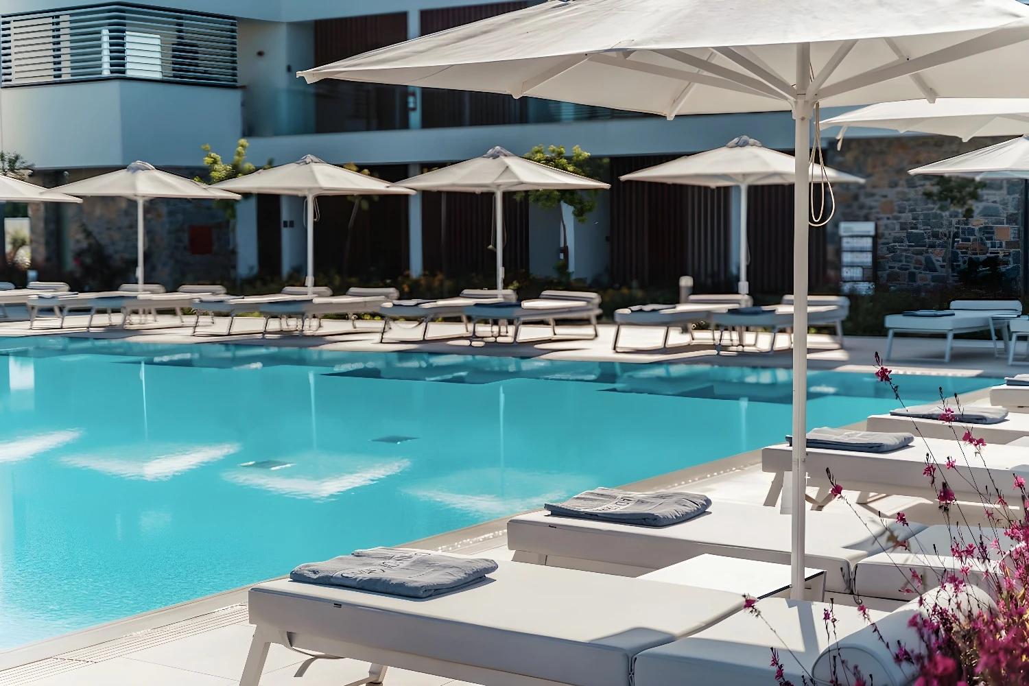 Piscine extérieure avec transats au Gennadi Grand Resort