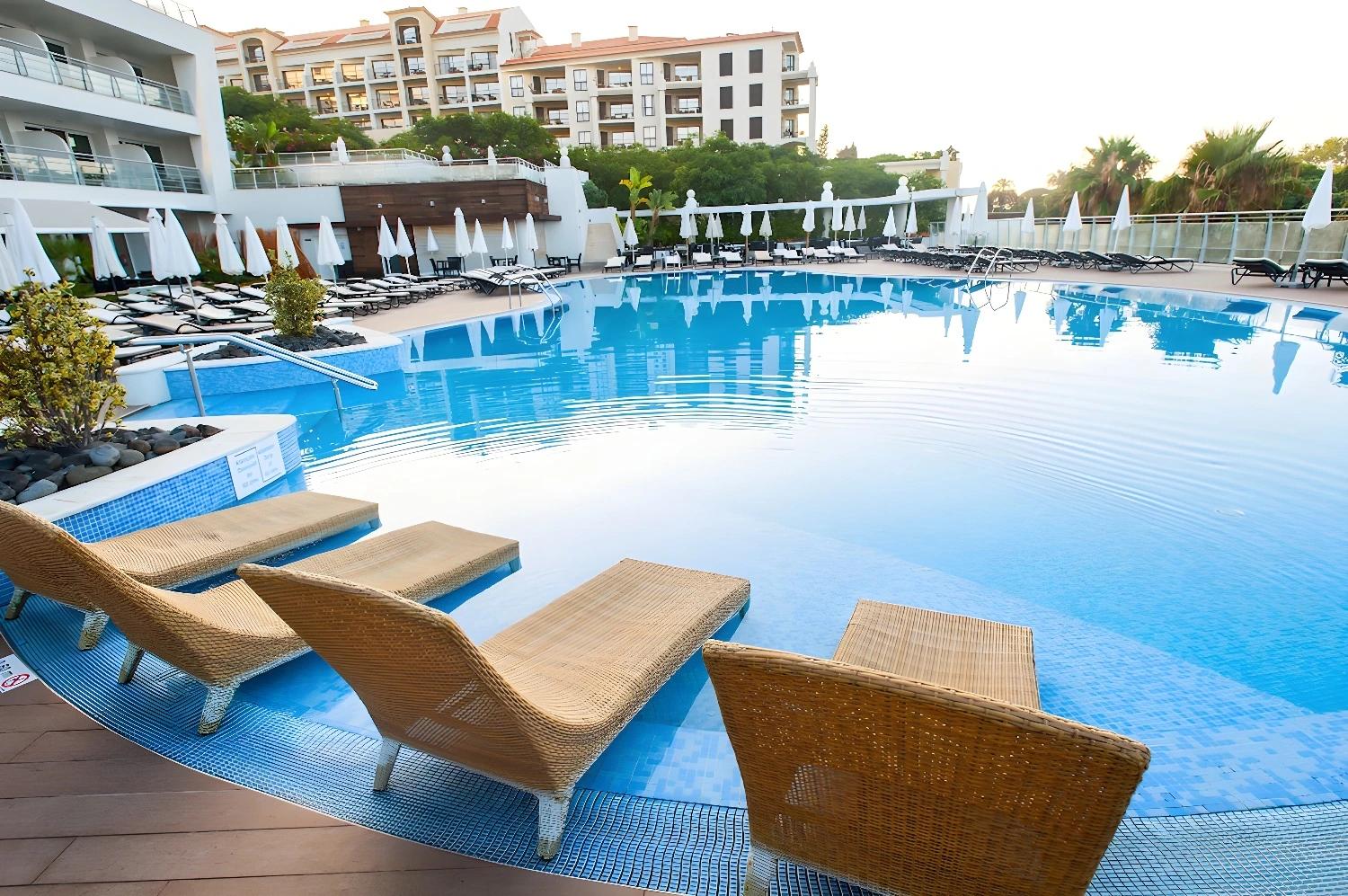 Piscine extérieure de l'hôtel Melia Madeira Mare avec chaises longues