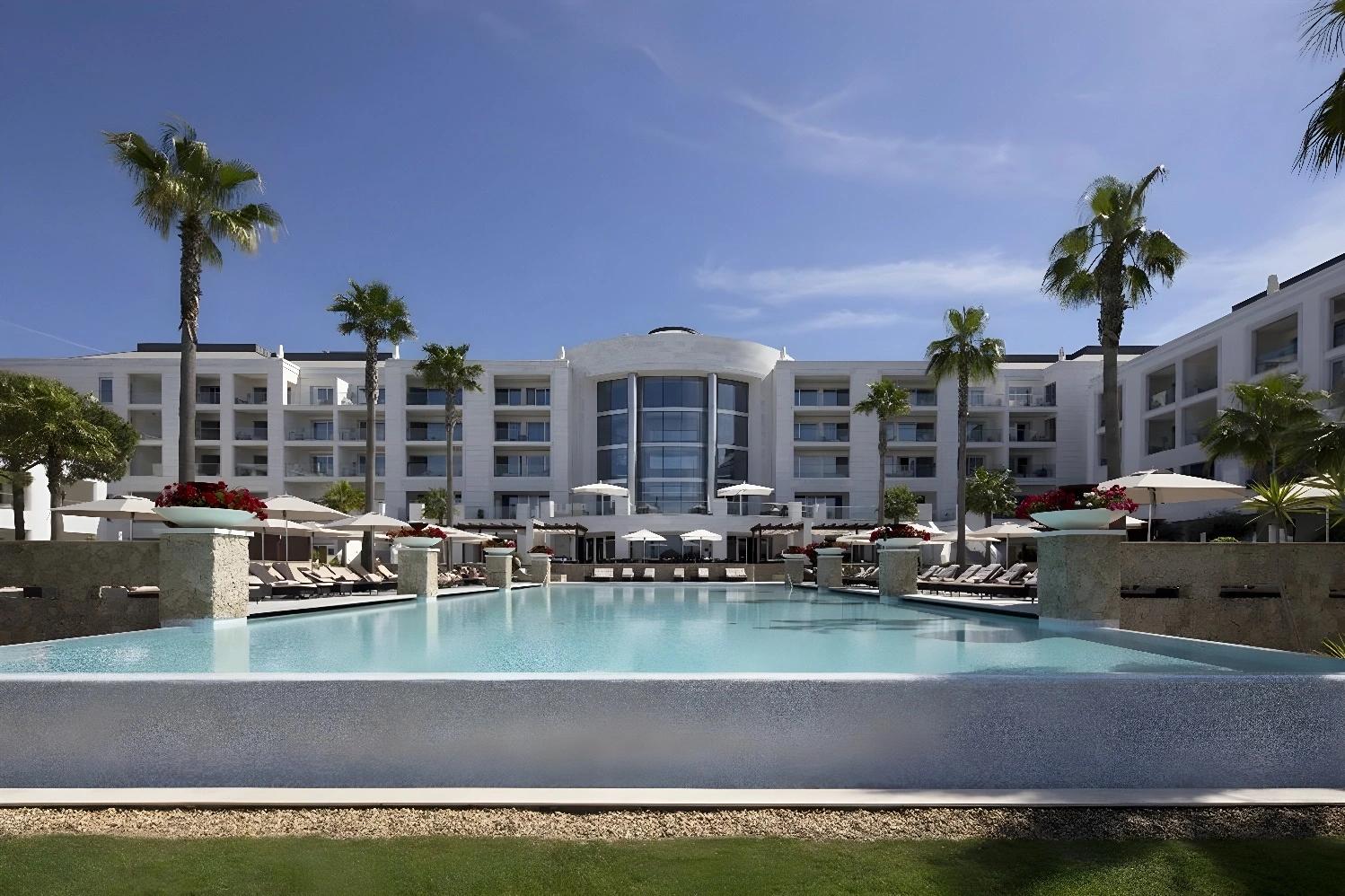 Piscine intérieure avec vue panoramique au Conrad Algarve