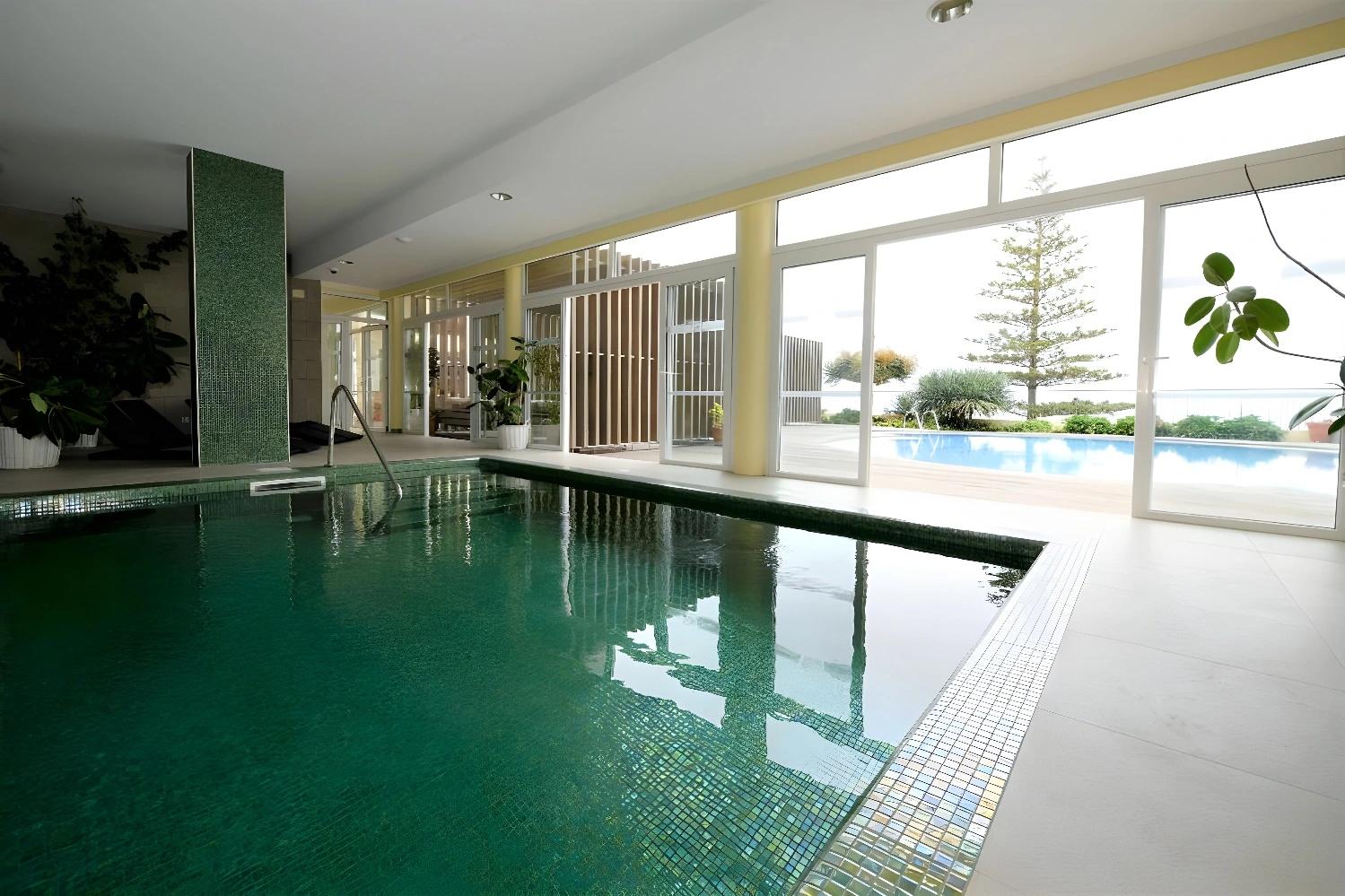 Piscine intérieure de l'Hotel do Campo