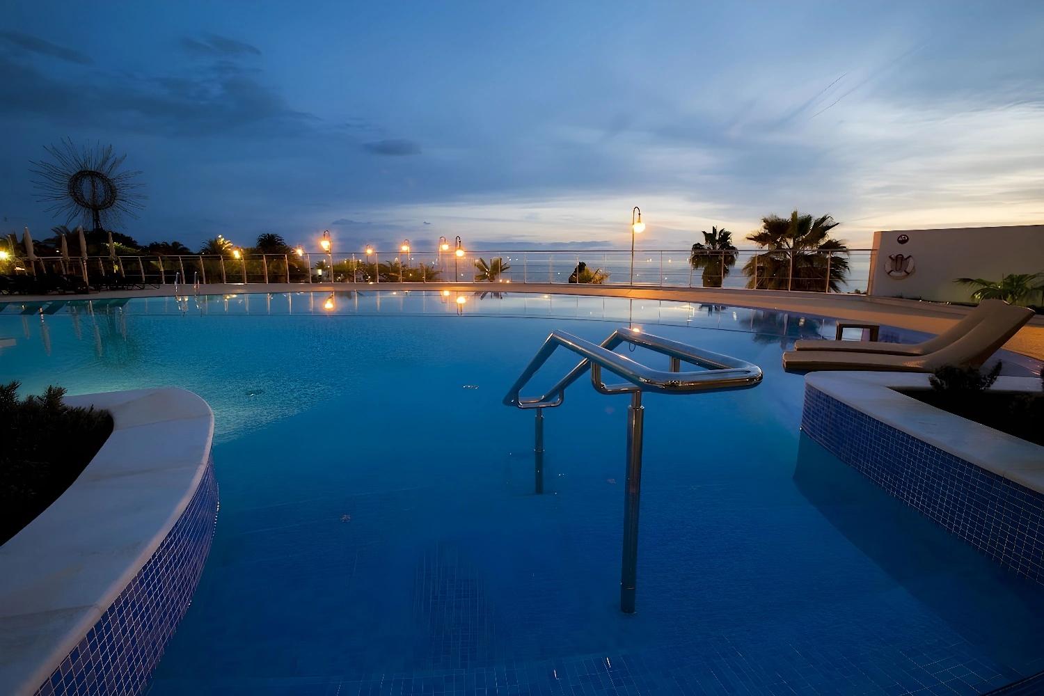 Piscine extérieure de nuit à l'hôtel Melia Madeira Mare