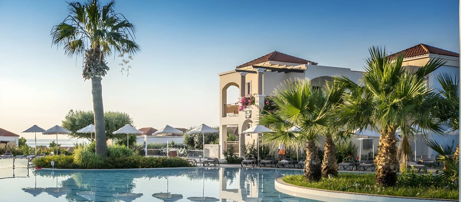 Piscine et palmiers au Kappa Club Lindos Imperial Resort & Spa