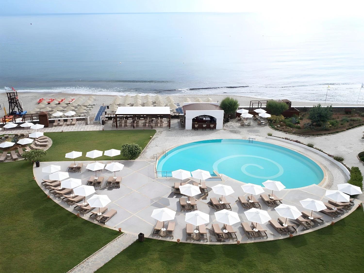 Vue aérienne de la piscine et de la plage au Creta Maris Beach Resort.