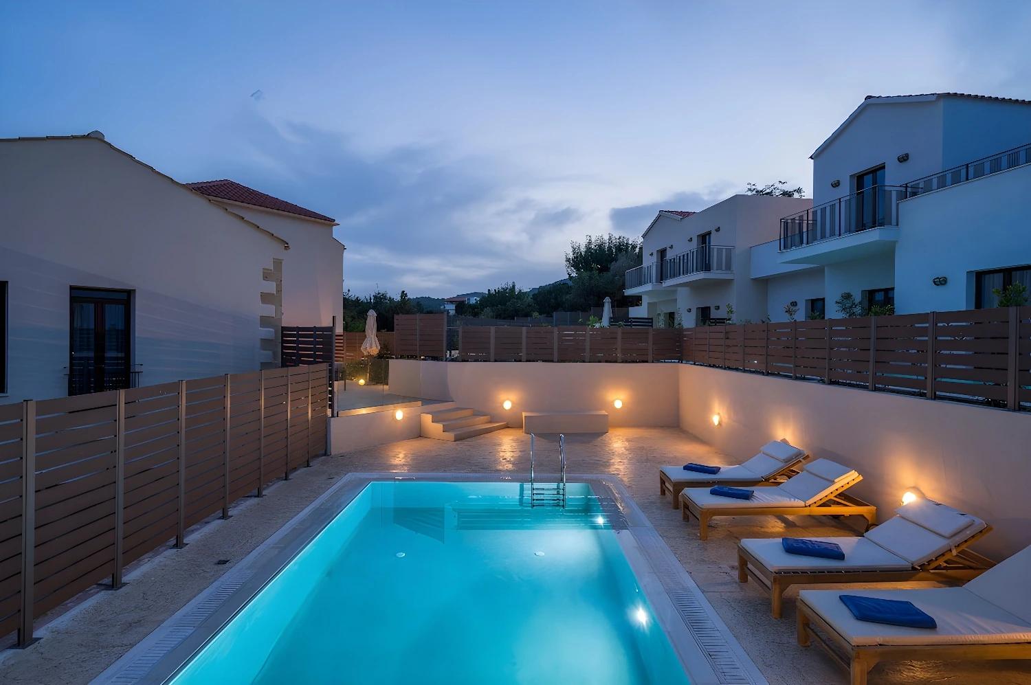 Piscine éclairée en soirée au Spilia Village.