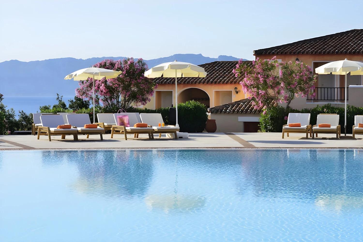 Piscine et transats au VOI Colonna Village