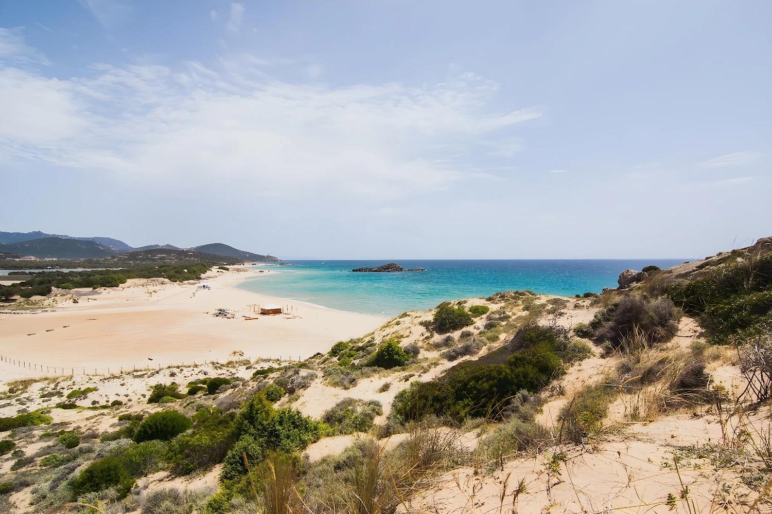 Plage de sable fin près de l'hôtel Aquadulci avec vue sur la mer.