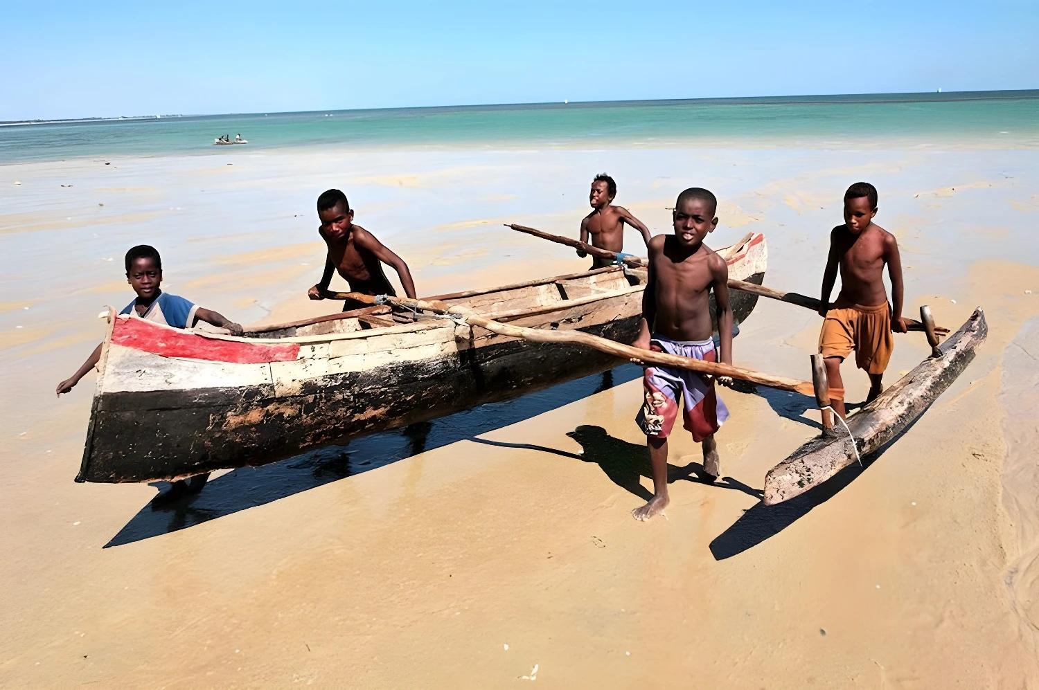 Plage et enfants pour L'aventure d'Est en Ouest