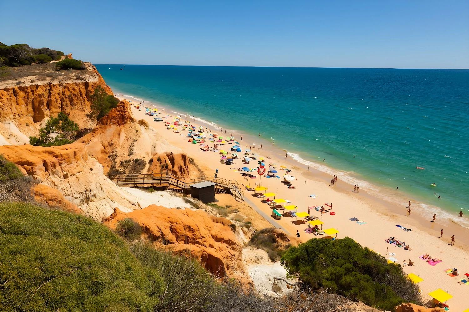 Plage pittoresque près de l'Epic Sana Algarve avec falaises et mer turquoise.