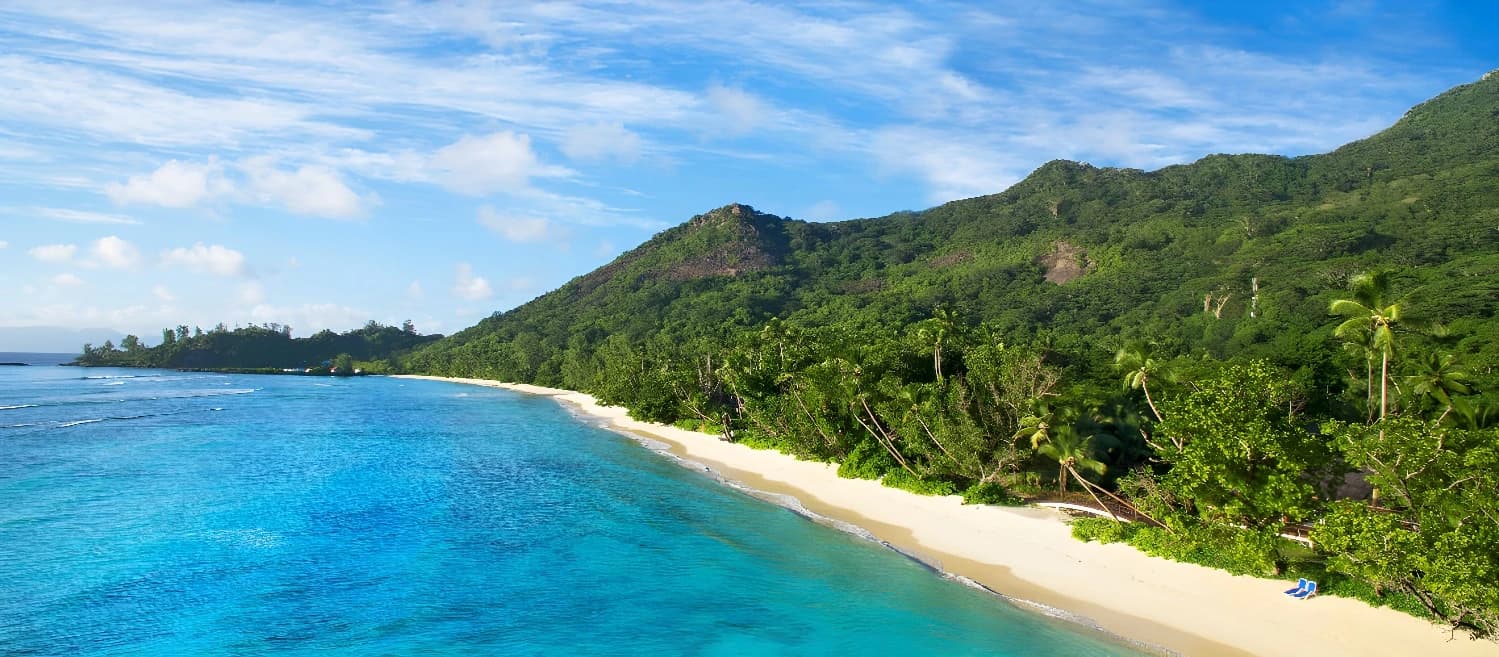 Plage paradisiaque avec eau turquoise au Hilton Seychelles Labriz Resort Spa.