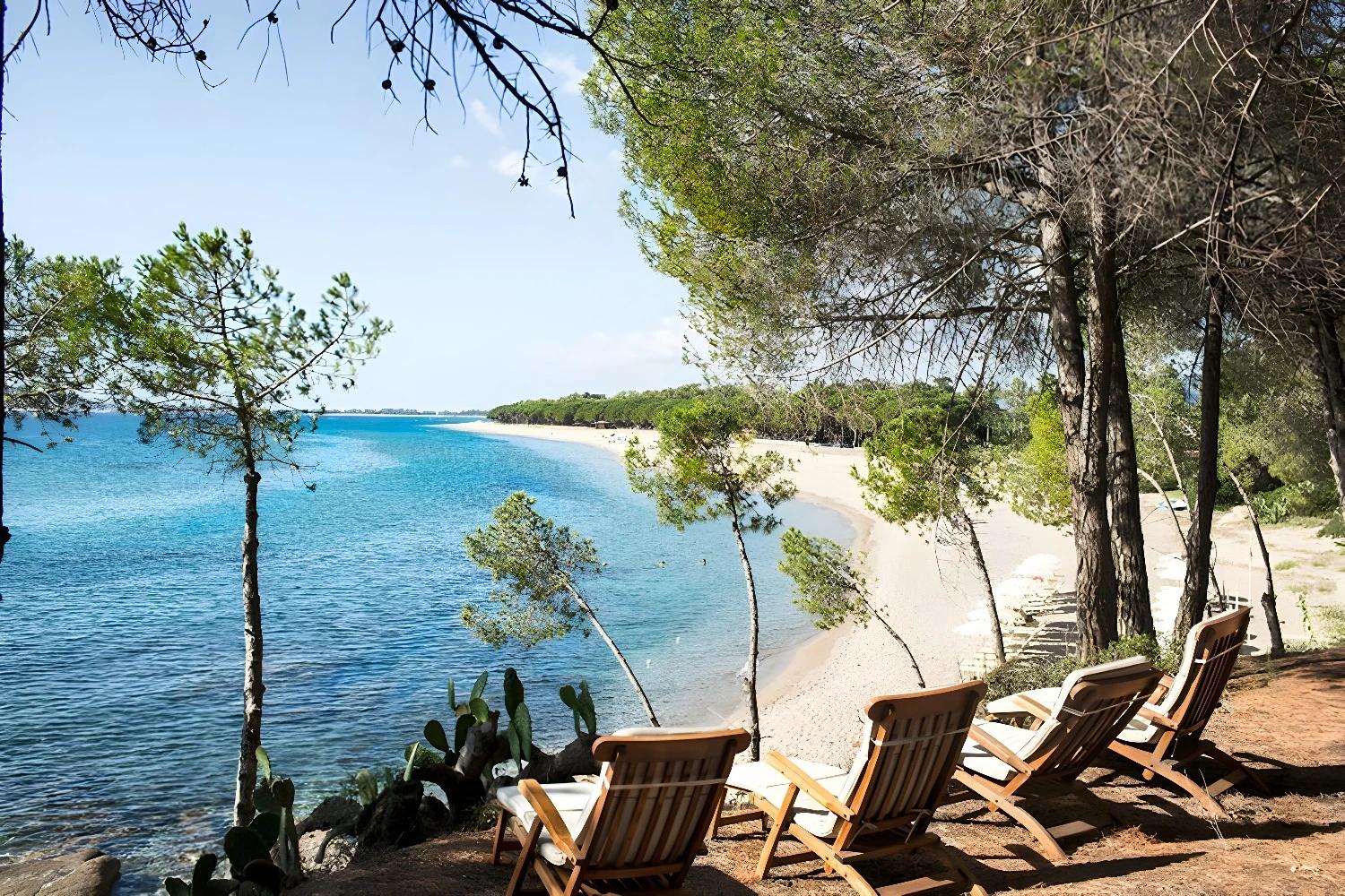 Plage avec chaises longues à proximité du Lanthia Resort.