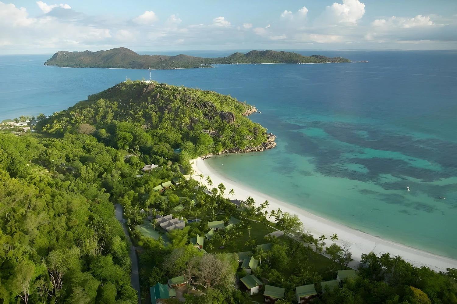 Vue panoramique de la plage et de l'océan près de Paradise Sun