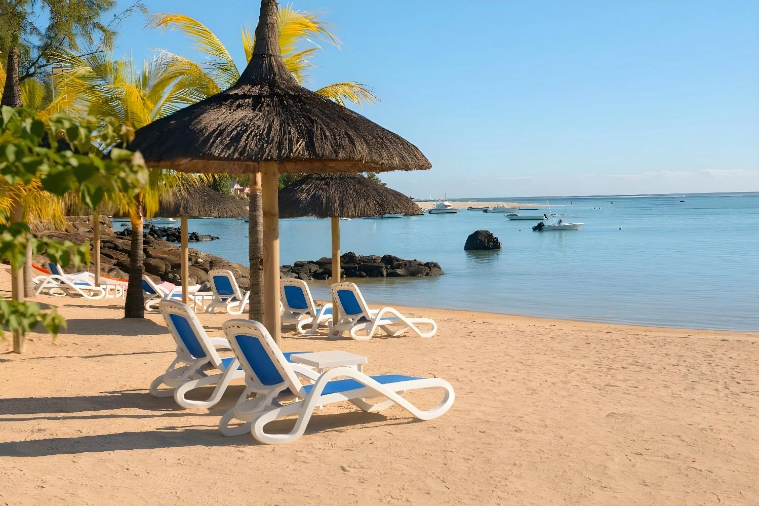 Plage privée avec chaises longues à Anelia Resort & Spa
