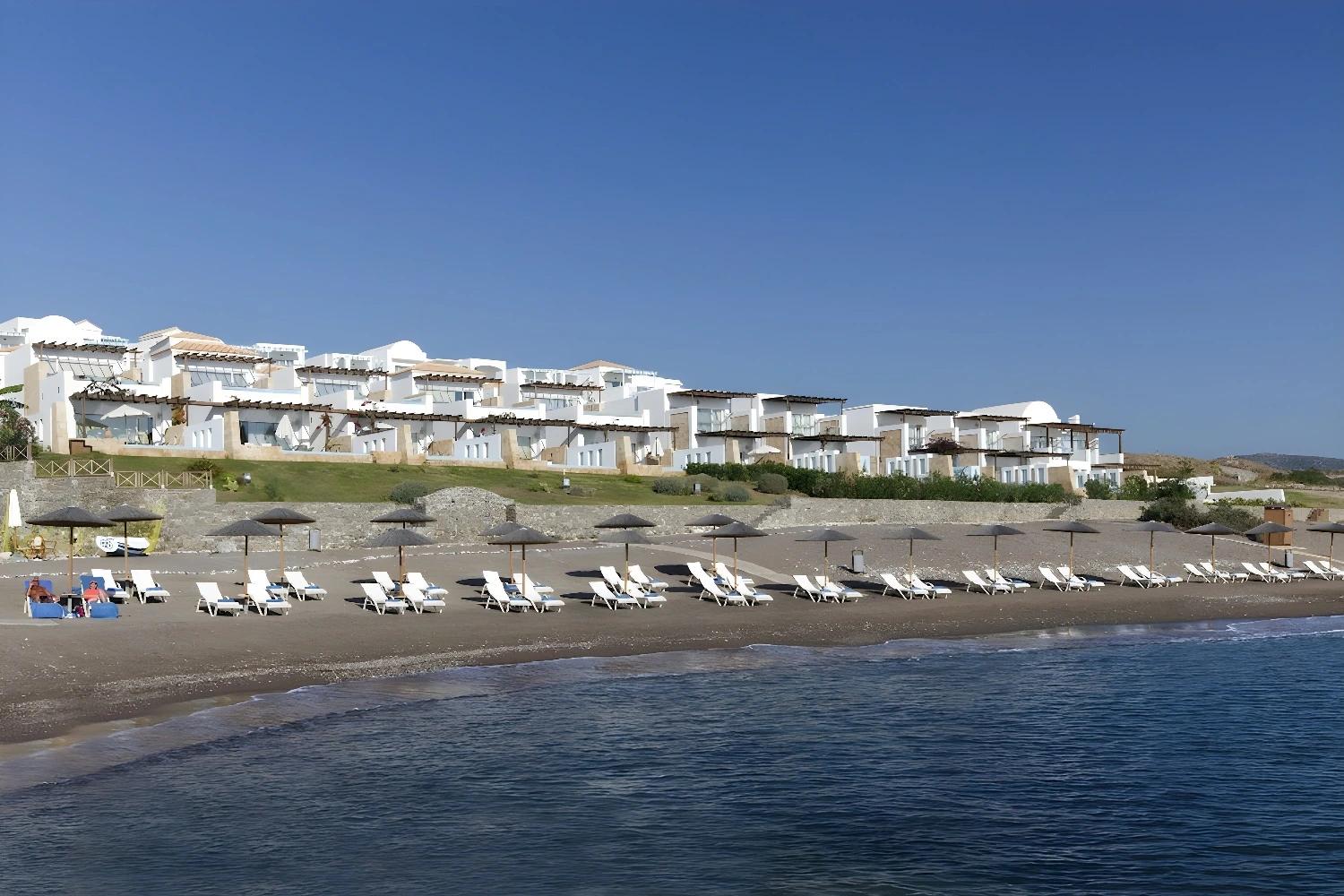 Plage privée de l'Atrium Prestige Thalasso avec chaises longues.
