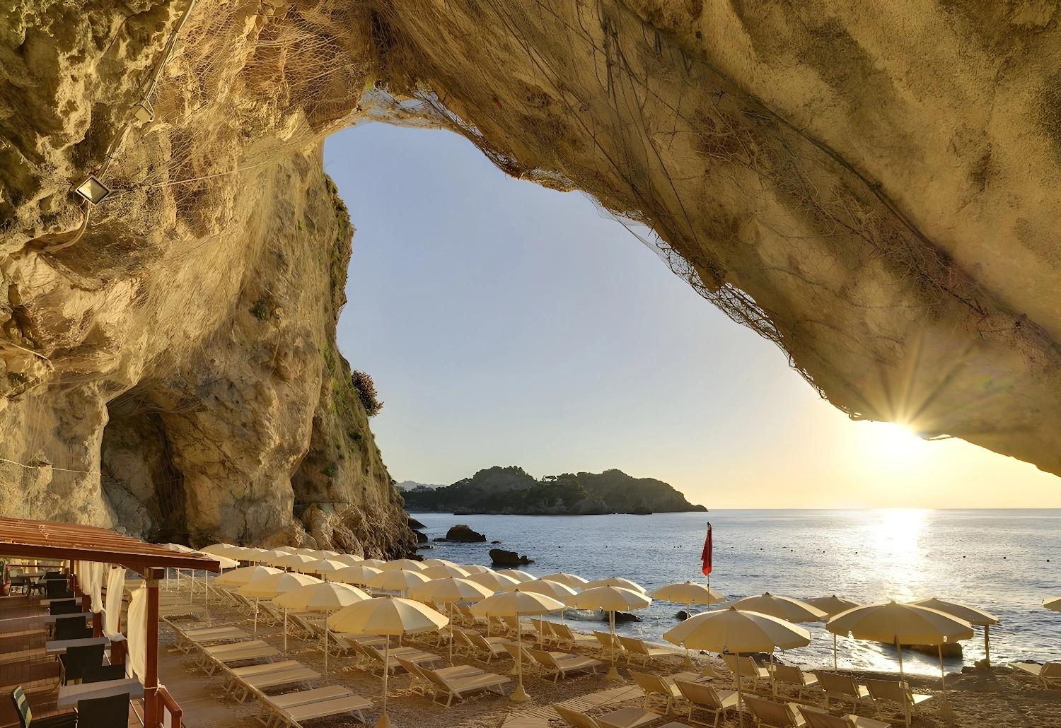 Plage privée sous une grotte à Unahotels Capotaormina