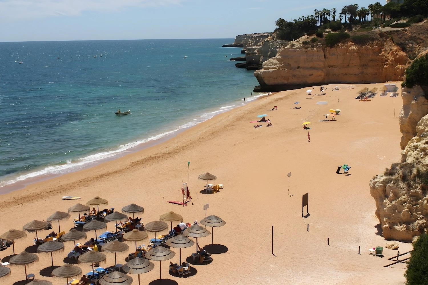 Plage de sable doré près du Vilalara Thalassa Resort.