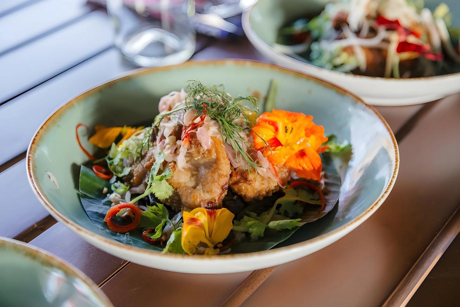 Plat gastronomique coloré servi à Mana Earthly Paradise