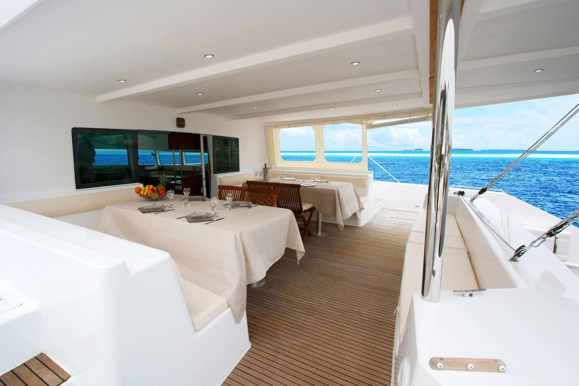 Vue du pont du catamaran lors de la Croisière Catlante aux Seychelles