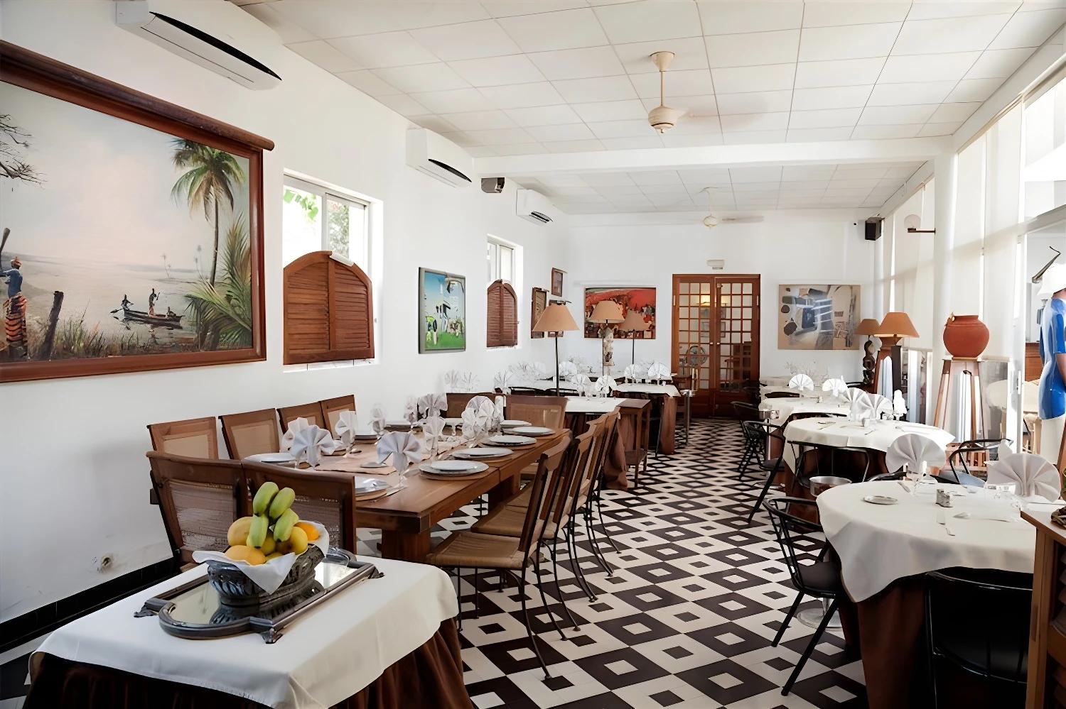 Quartier coloré au Sénégal pour le produit Rando et Pirogue sur le fleuve Sénégal